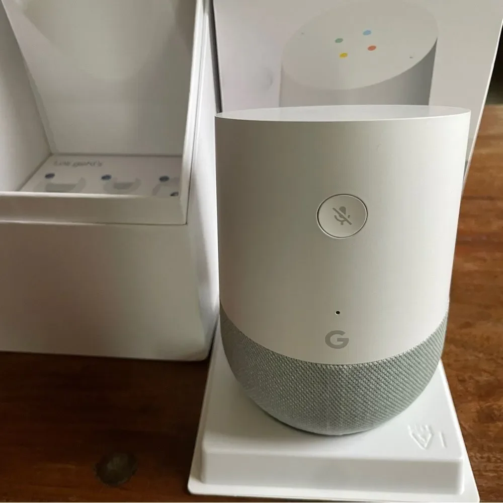 Google Home Smart Assistant Speaker Voice/ Touch without Cord GERMAN edition